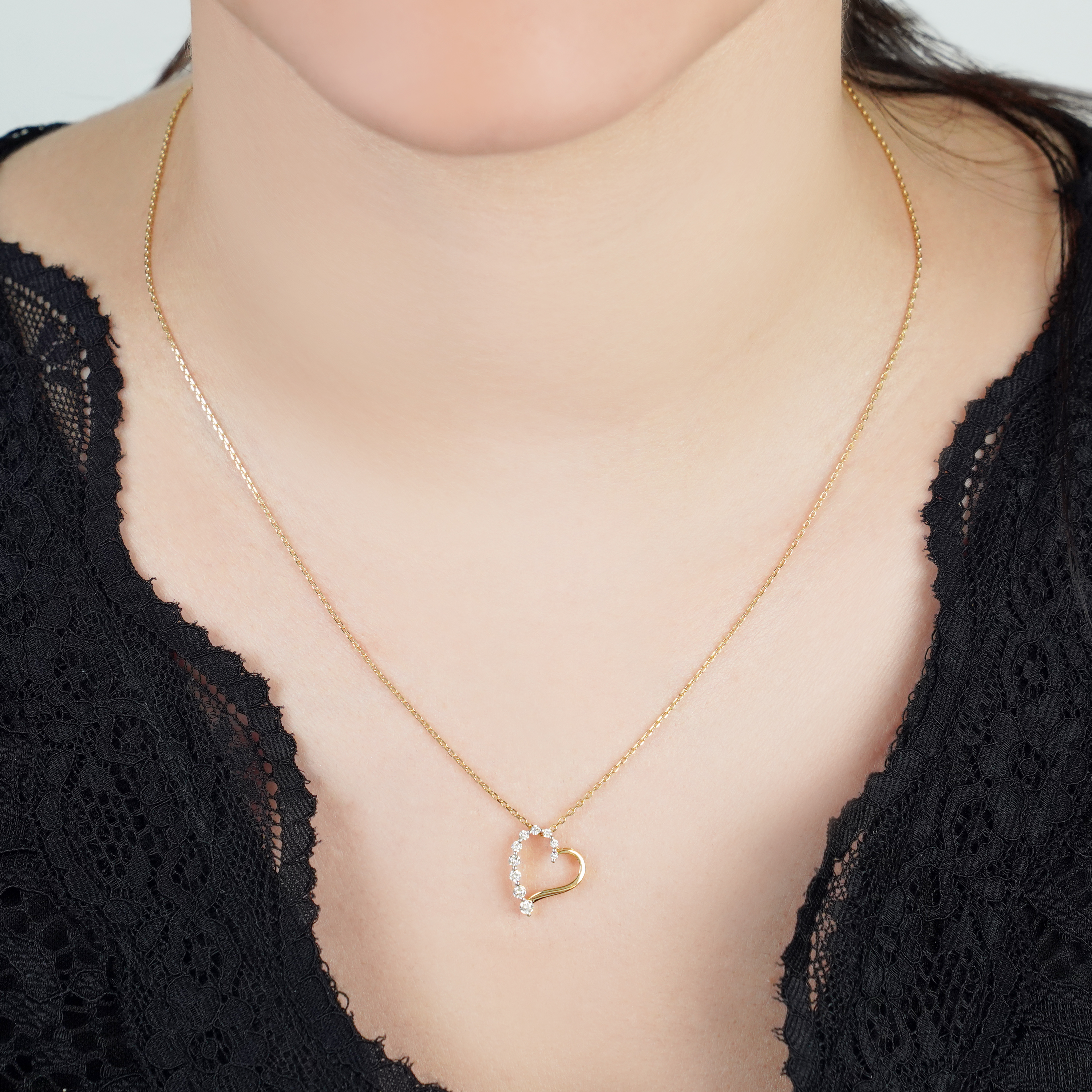 Heart-Shaped 18K Yellow Gold Necklace Adorned with Natural Diamond