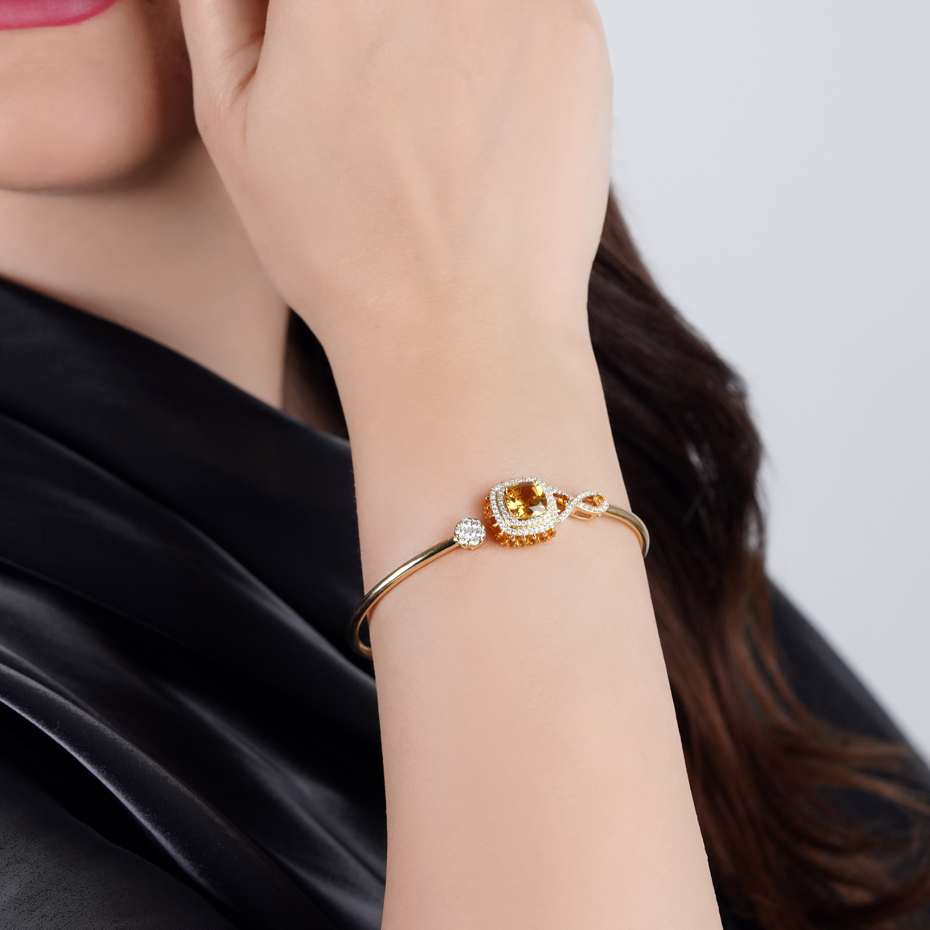 18k Yellow Gold Bangle With Natural Diamond and Citrine Stone from Vida Collection