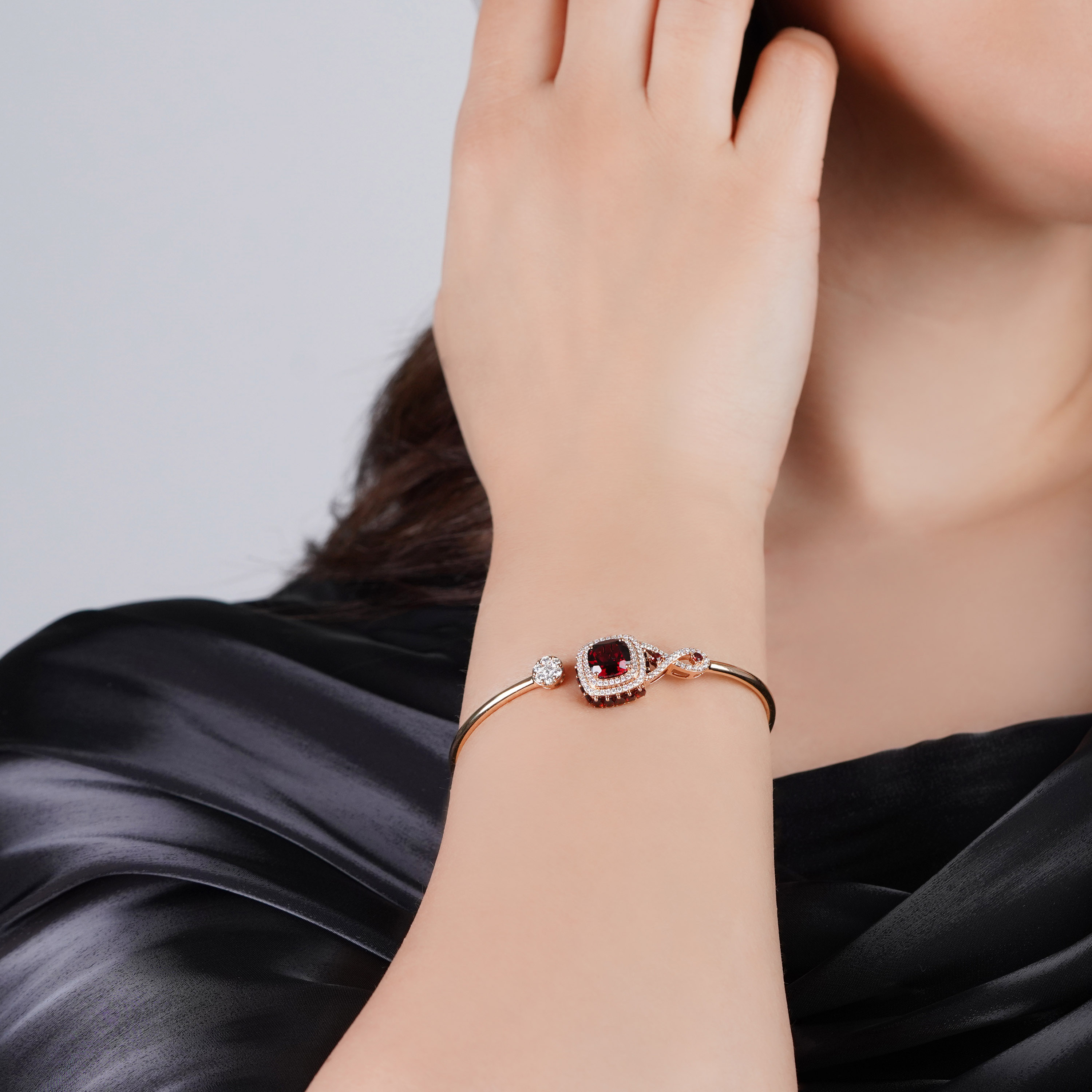 18k Rose Gold Bangle With Natural Diamond And Garnet From Vida Collection