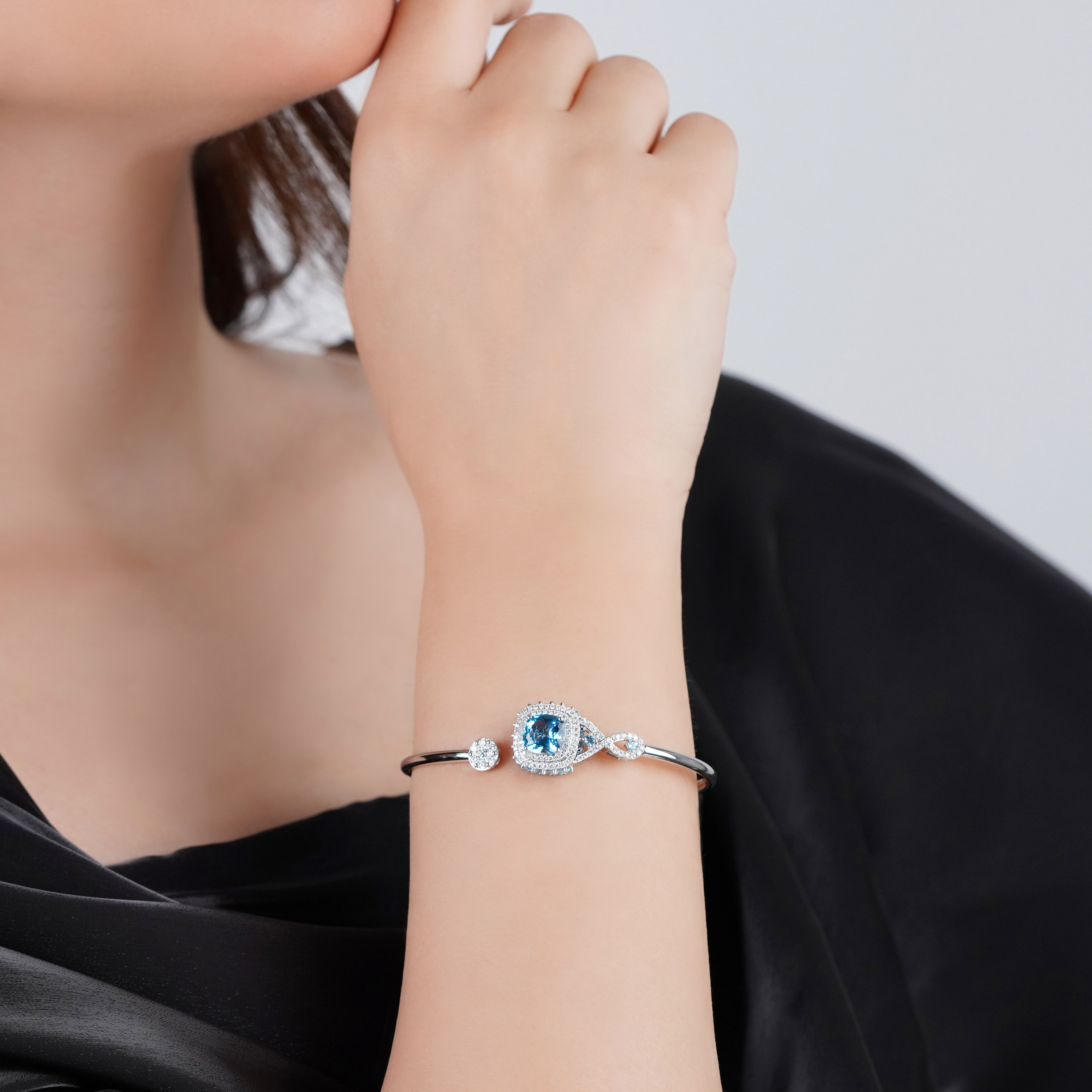 18k White Gold Bangle With Natural Diamonds and Blue Topaz Stone From Vida Collection