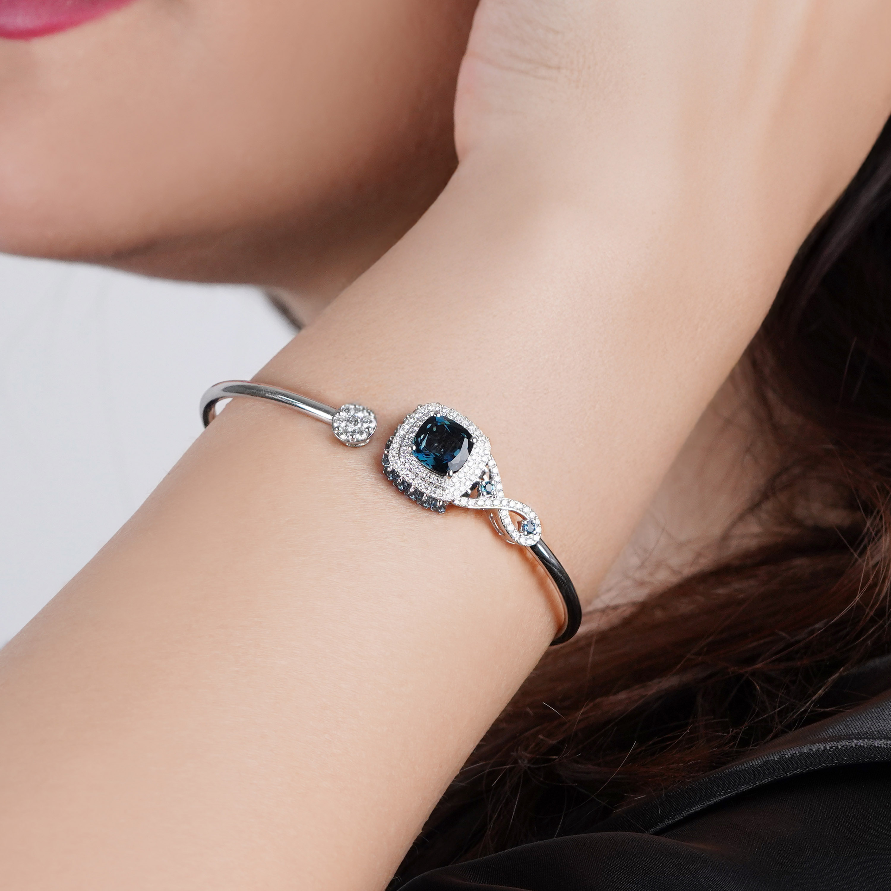 18k White Gold Bangle With Natural Diamonds And London Blue Topaz stones