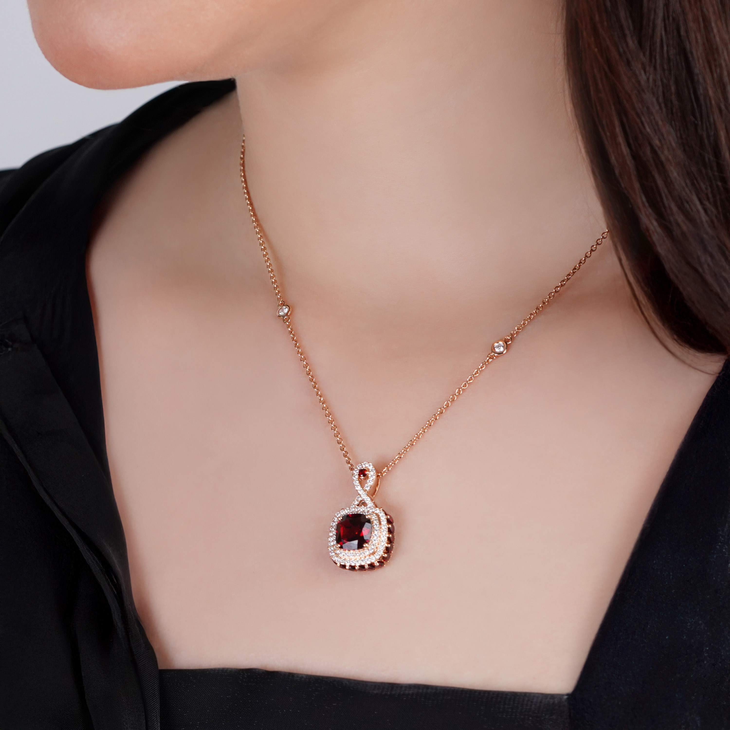 18K Rose Gold Necklace with Diamonds and Garnet – Vida Collection
