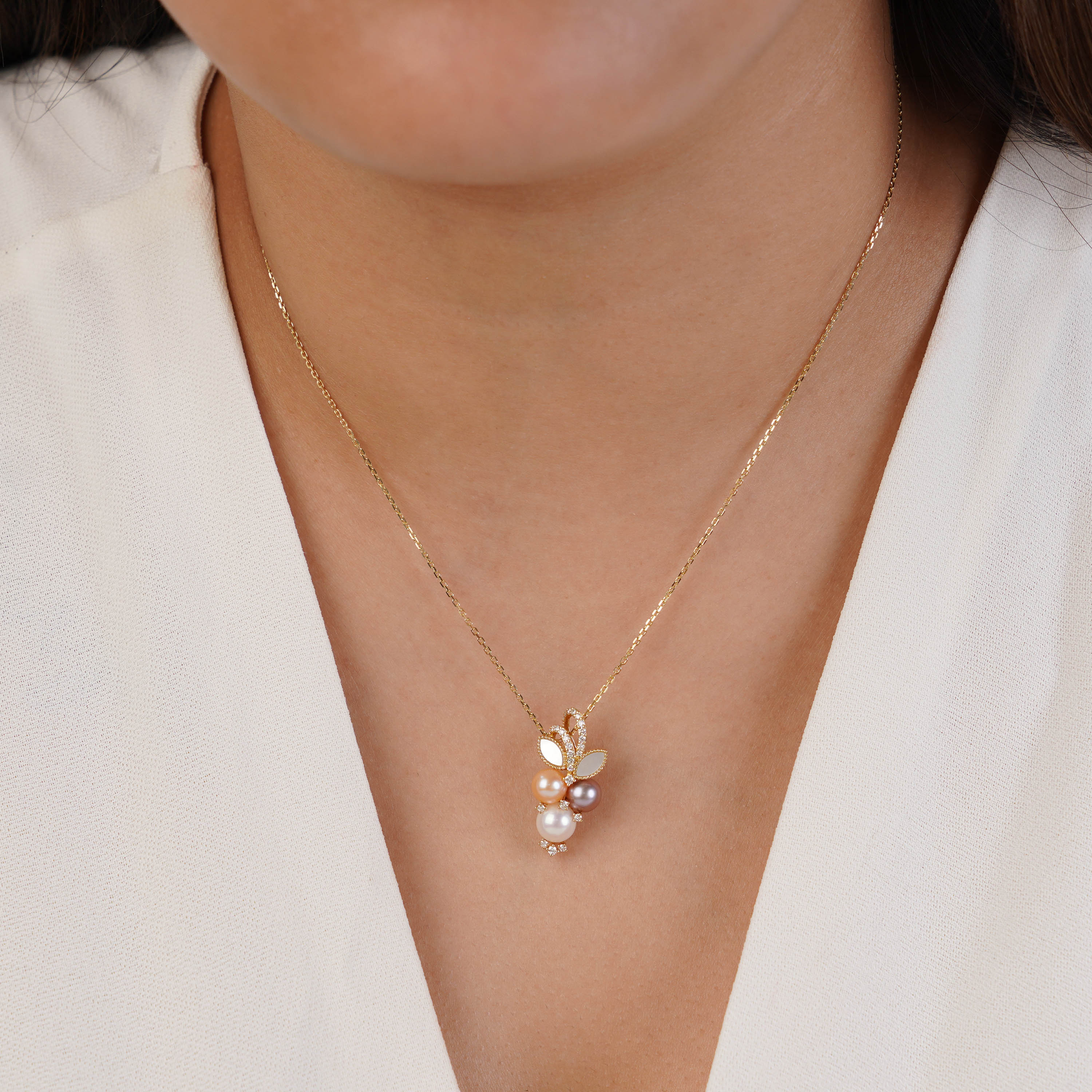 18k yellow Gold Necklace with Pearls and Diamonds from Danah Diamond Collection