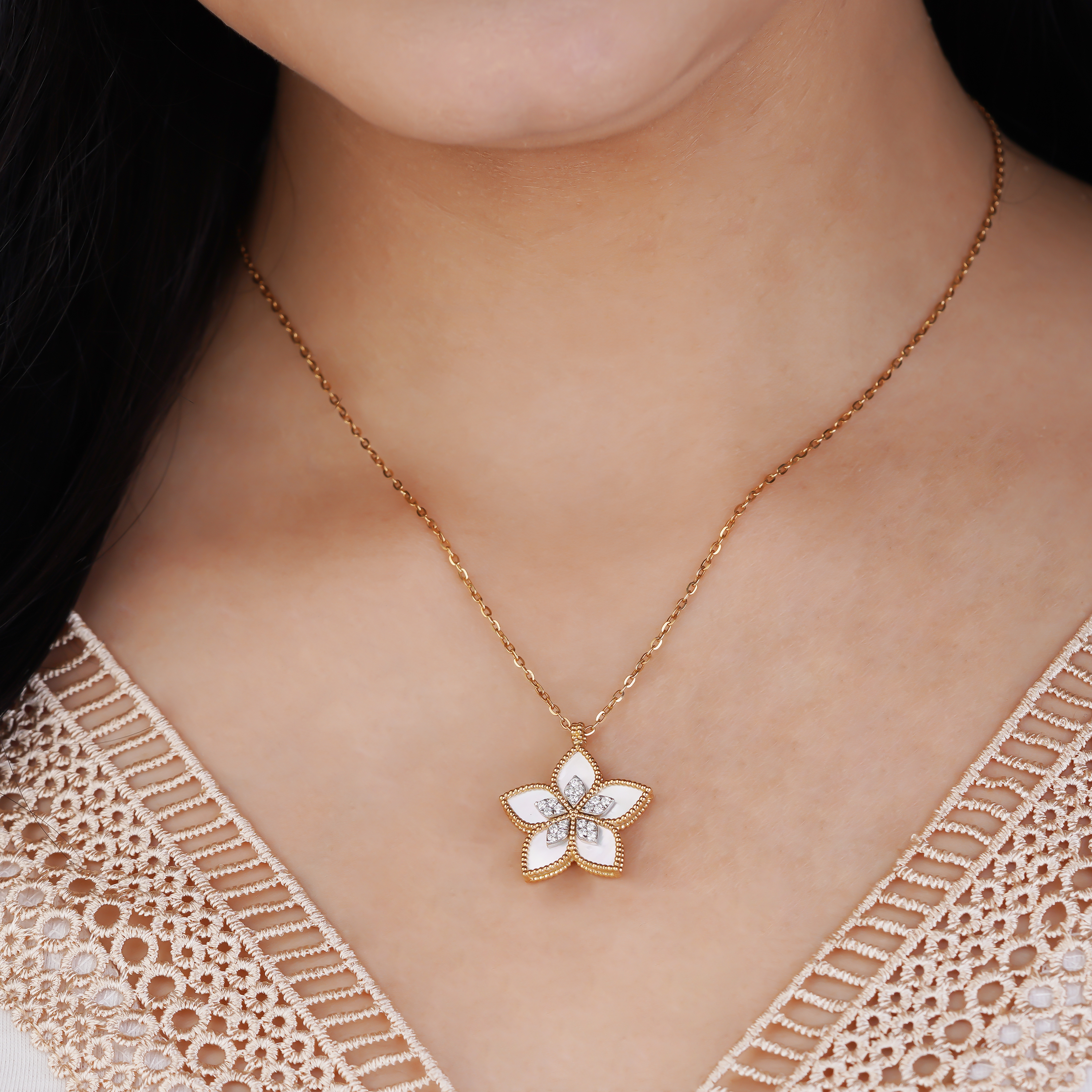 18k Yellow Gold Diamonds & Mother of Pearl Pendant Chain – Fortuna Diamond Collection