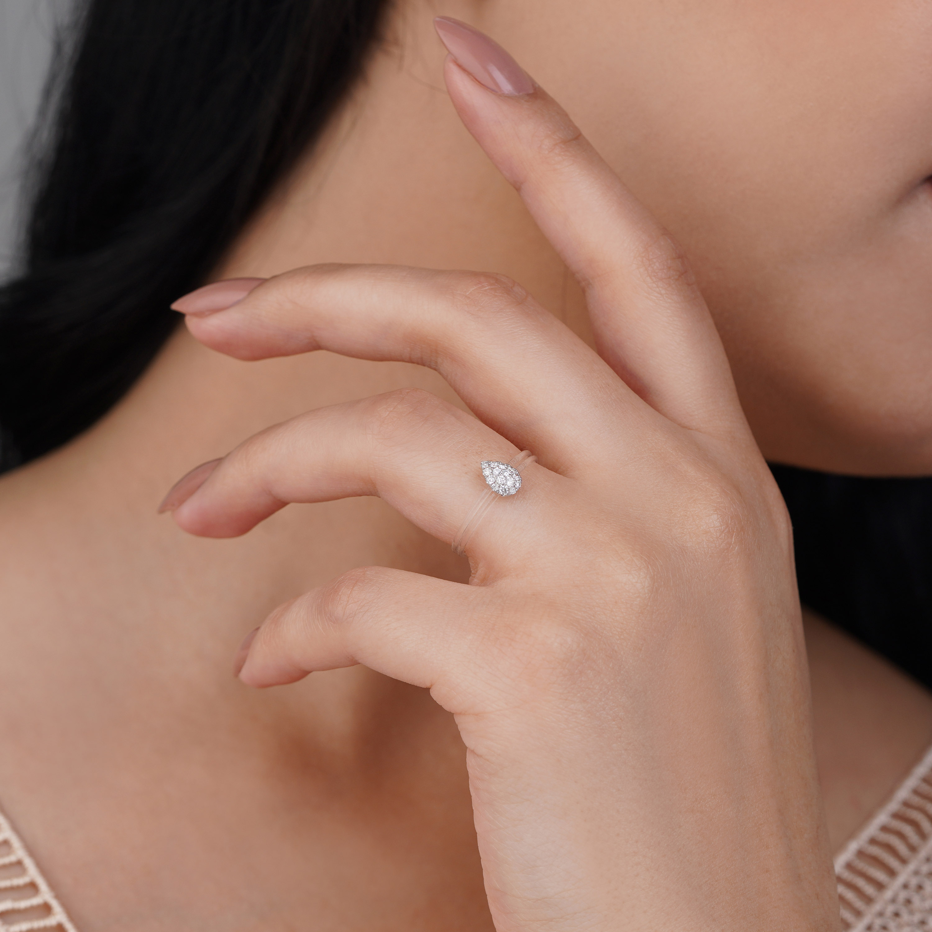 Elegant Fish Thread Ring in 18K White Gold – Float Collection