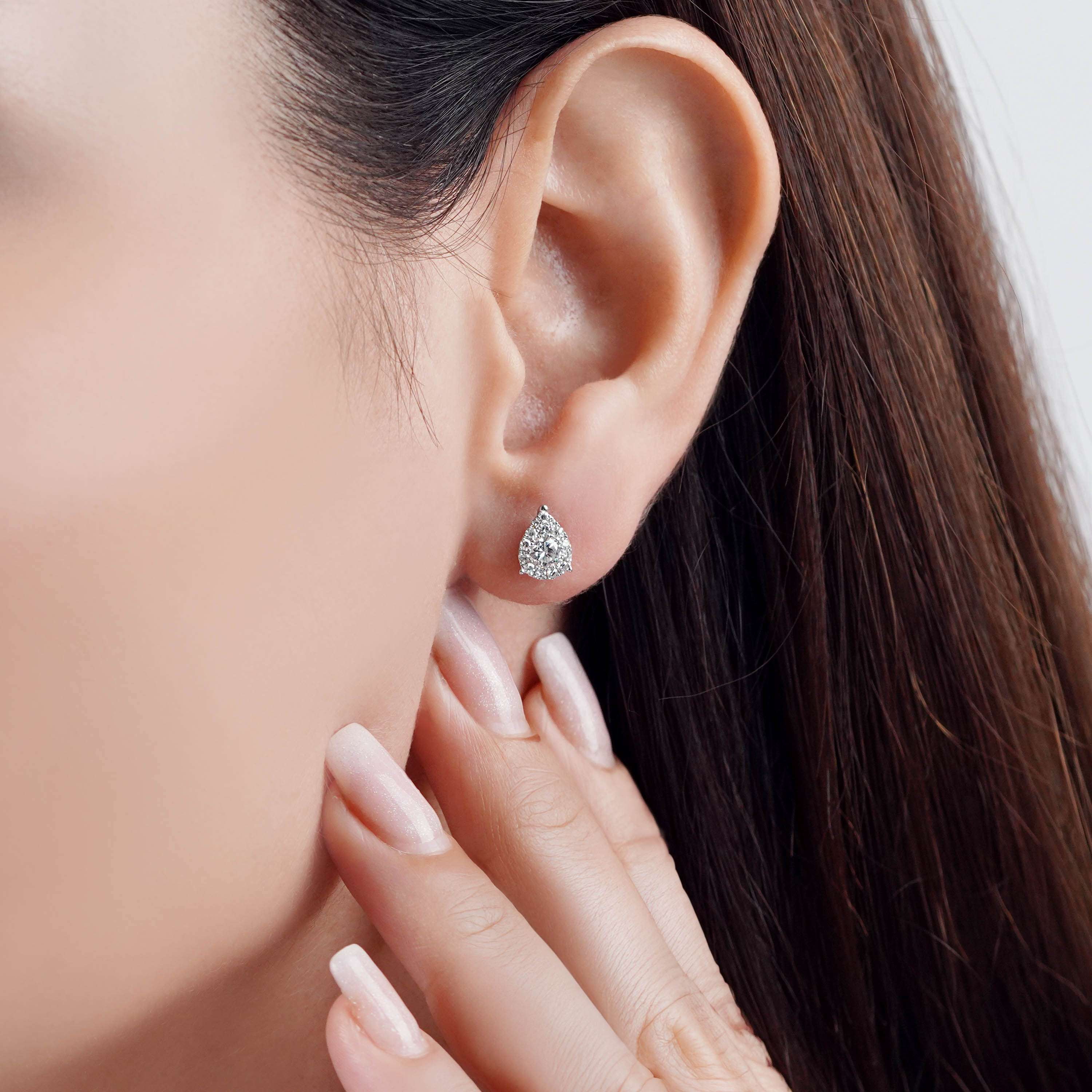 Elegant 18K White Gold Diamond Earrings – 365 Collection