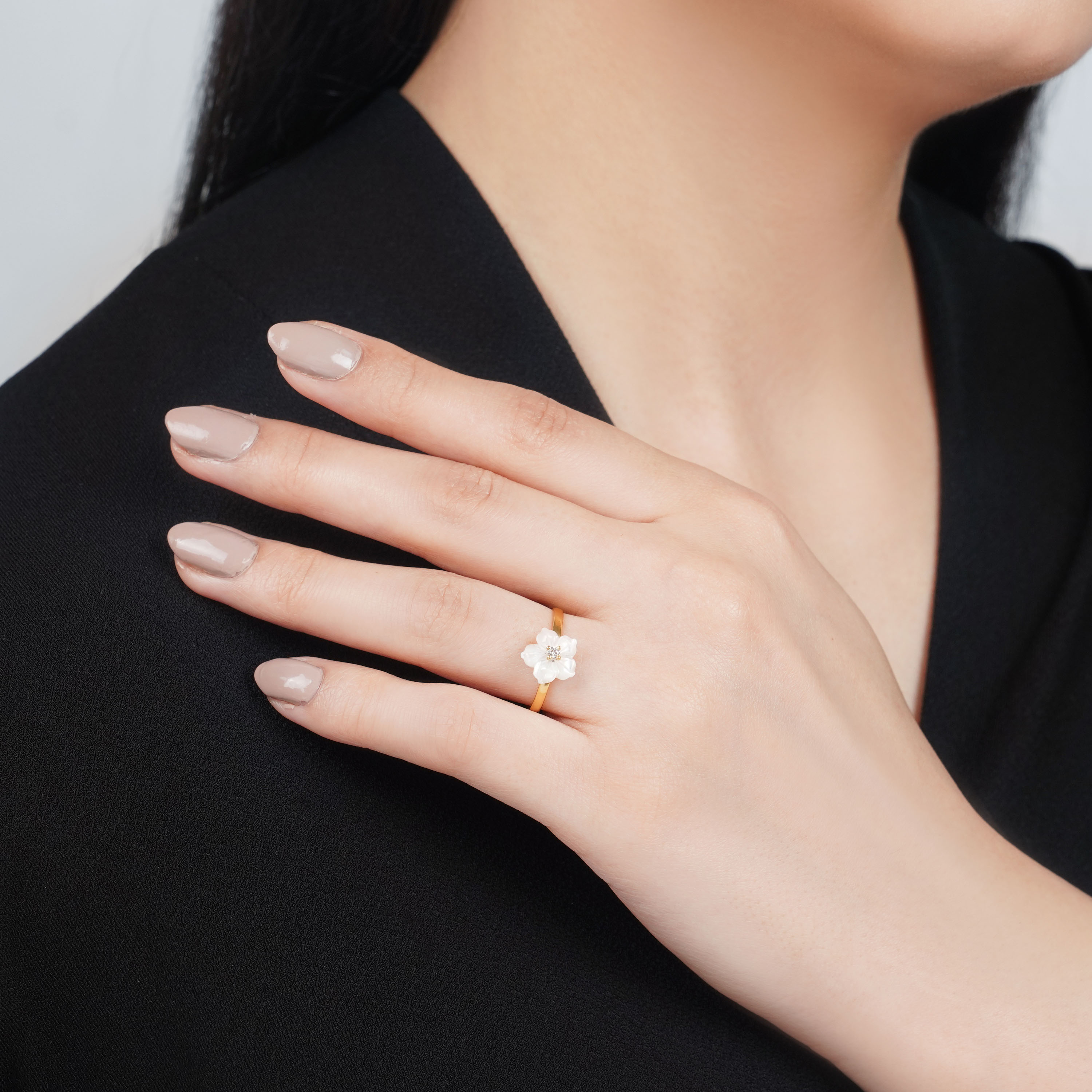 18K Gold Ring with White Mother of Pearl Flower & Zircon – Worood Collection