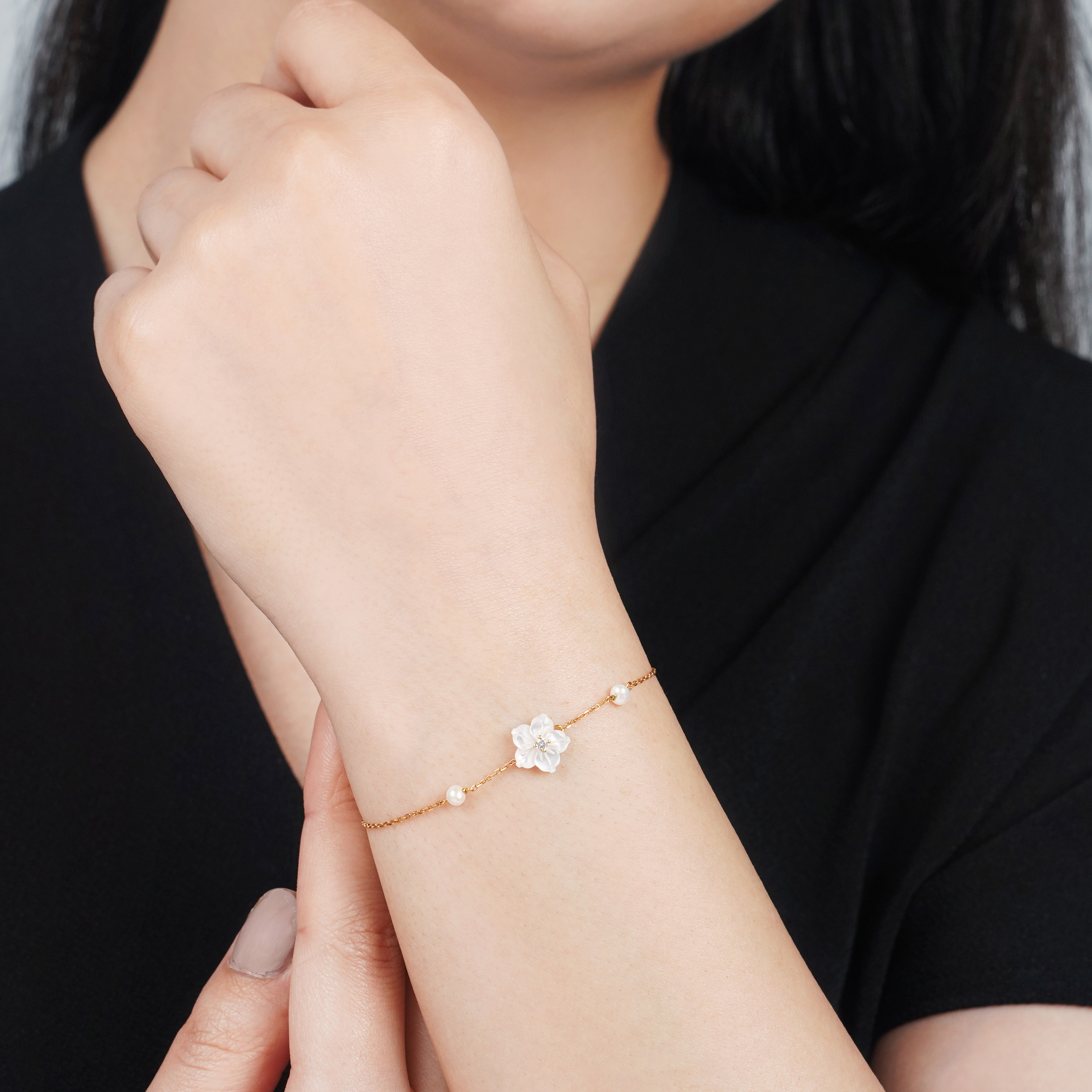 18K Gold Bracelet with Mother of Pearl Flowers & Pearls – Worood Collection
